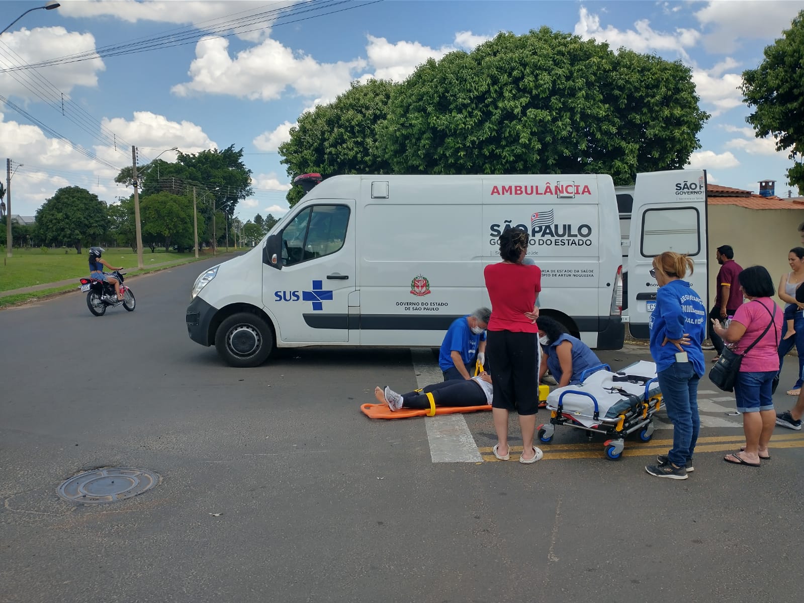 Mulher fica ferida após acidente entre carro e moto em Artur Nogueira