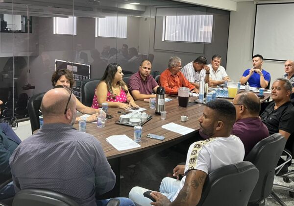 Vereadores de Artur Nogueira se reúnem Prefeito Lucas Sia na Câmara