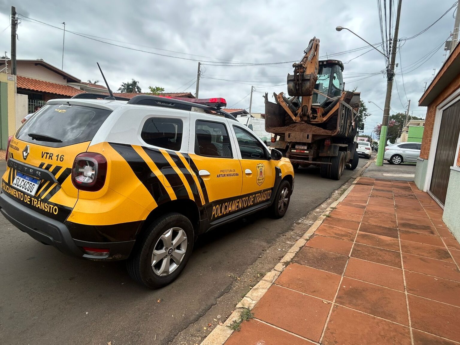 Poste cai em cima de veículo no centro de Artur Nogueira