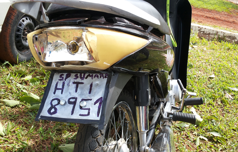 Jovem de 15 anos é flagrado dirigindo moto com placa 