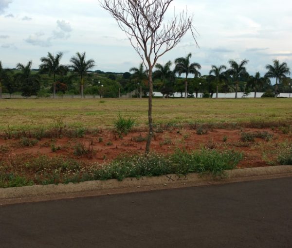 Vende-se terreno no condomínio Lago Azul em Engenheiro Coelho Vende-se terreno no condomínio Lago Azul em Engenheiro Coelho