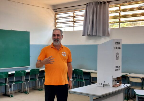 Dr. Rodolfo Coelho vota na escola José Amaro Rodrigues